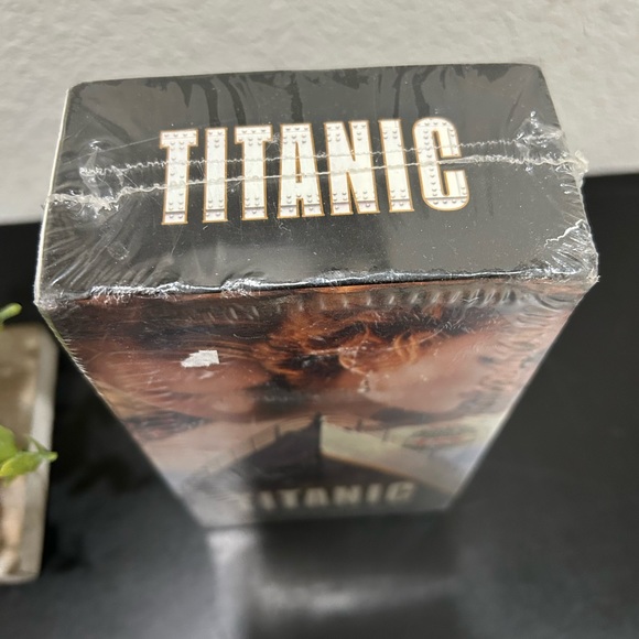 VHS Box Set TITANIC  Part One And Two Unopened Collectible Entertainment Rare - Picture 2 of 6